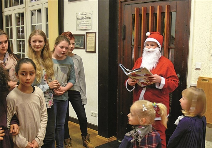 Der Nikolaus brachte den Aktiven der Kinder- und Jugendtanzgruppe eine prall gefüllte Nikolaustüte. privat