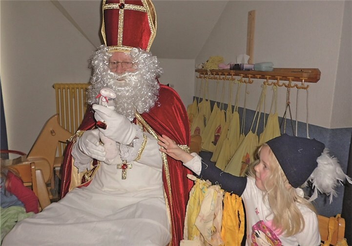 Der Nikolaus brachte die Socken der Kinder, gefüllt mit Leckereien, wieder zurück.