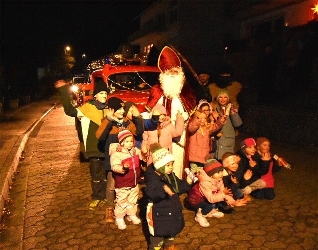 Der Nikolaus bringt Freude in die Straßen.