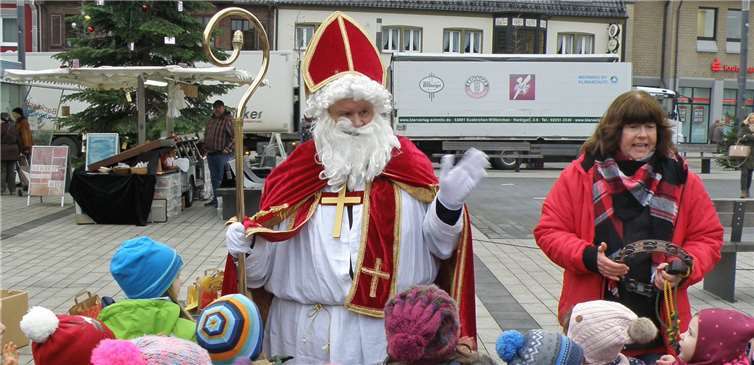 Der Nikolaus dankt den Kindern für das Vortragen ihrer Weihnachtslieder. Foto: Stadt Meckenheim