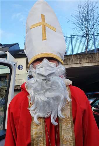 Der Nikolaus, der trotz vollem Terminkalender den Schülern ein kleines Dankeschön überreicht hat.