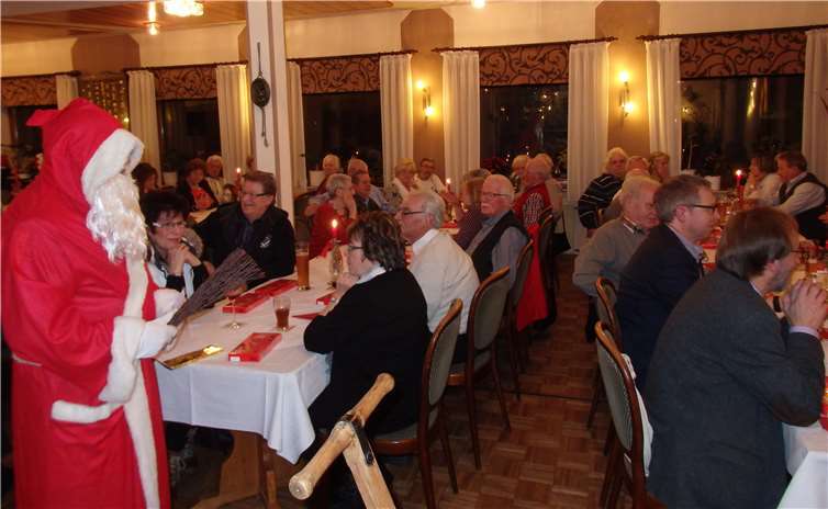 Der Nikolaus durfte bei der Weihnachtsfeier der VdK natürlich nicht fehlen. Er hatte für jeden Anwesenden ein kleines Geschenk dabei. privat