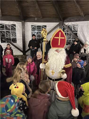 Der Nikolaus erfreute die Kinder.