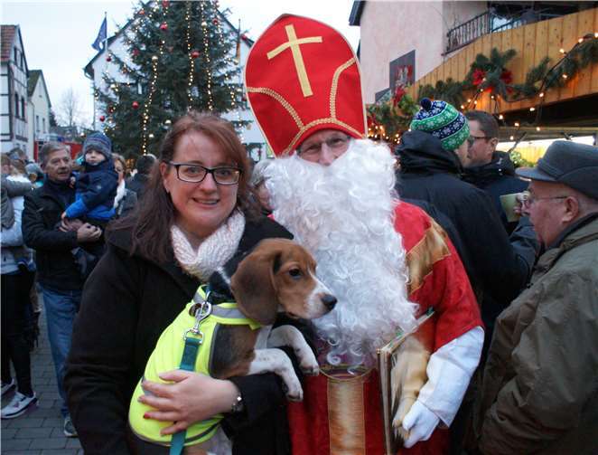 Der Nikolaus erfreute nicht nur die Kinder, sondernauch die Erwachsenen und Tiere mit seiner Anwesenheit.