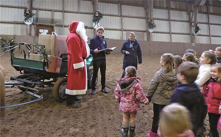 Der Nikolaus erreicht mit seinem Knecht Ruprecht die Kinder in Dierdorf. privat