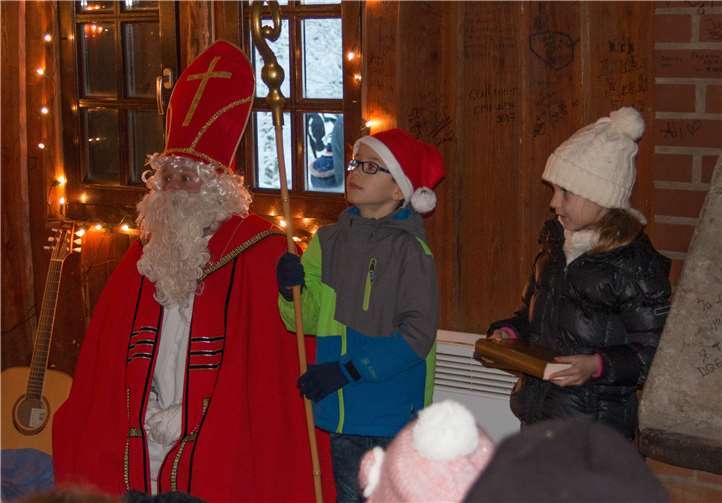 Der Nikolaus erzählt den Kindern Geschichten.privat