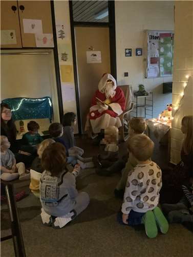 Der Nikolaus erzählte allen vom Licht in der Dunkelheit und wie auch Kinder dieses Licht weitergeben können. Quelle: Kita Puderbach