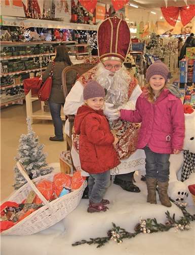 Der Nikolaus freute sich sehr über die vielen Kinder, die mit ihm ein Foto machen wollten.privat