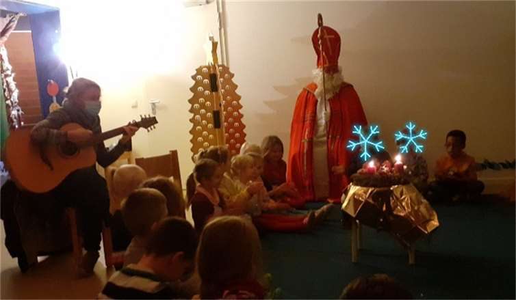 Der Nikolaus freute sich über die Lieder.Fotos: privat