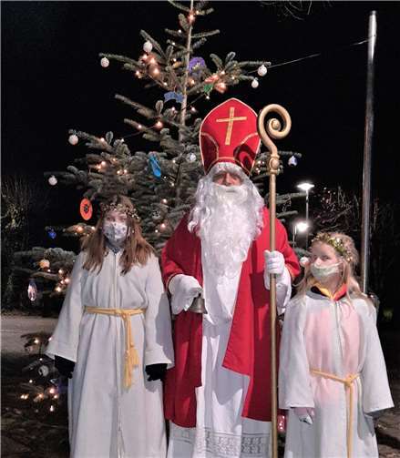 Der Nikolaus ging in zauberhafter Begleitung von Haus zu Haus. Foto: privat