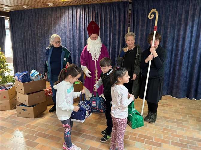 Der Nikolaus, großartig dargestellt von Herrn Nink, nahm sich viel Zeit, um über 160 Pakete persönlich an die Kinder zu überreichen.  Foto: Katharina Diels