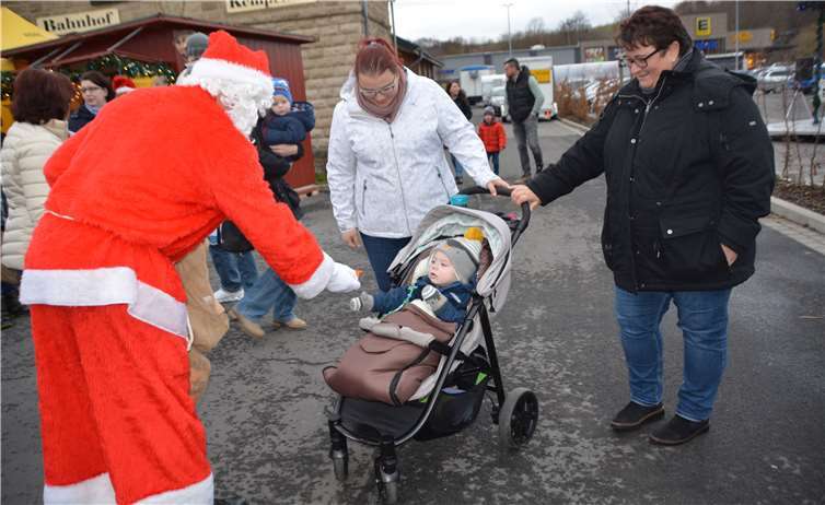 Der Nikolaus hat ein Herz für Groß und Klein!