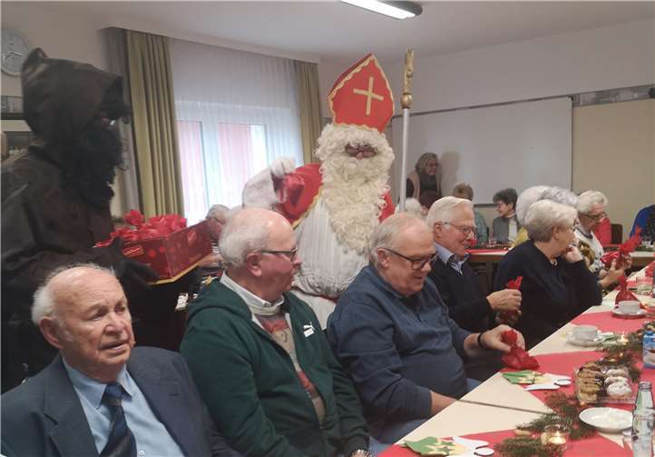 Der Nikolaus hatte den Belzebub mitgebracht. Fotos: OG Fachbach