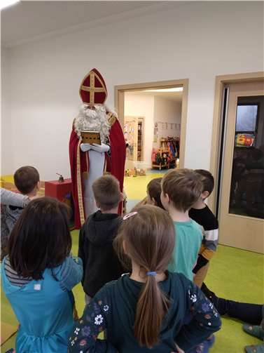 Der Nikolaus hatte eine Überraschung für die Kinder dabei. Foto: privat