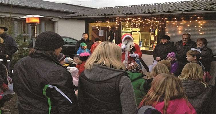 Der Nikolaus hatte für die Kinder Lieder und Weihnachtstüten dabei. privat