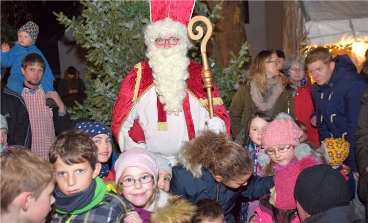 Der Nikolaus hatte für die Kinder kleine Geschenke parat.EICH
