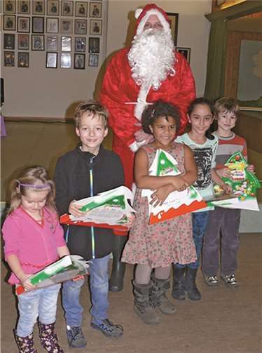 Der Nikolaus hatte für die Kleinen natürlich etwas dabei.privat