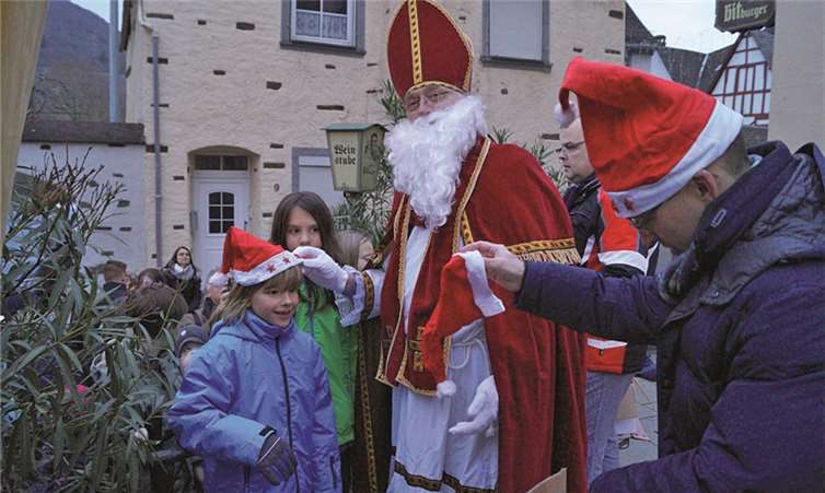 Der Nikolaus hatte für die Kleinen rot blinkende Weihnachtskappen mitgebracht. MT