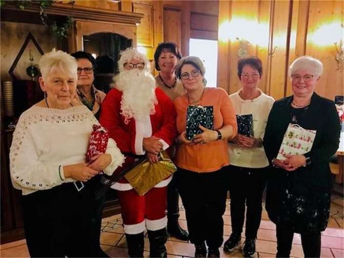 Der Nikolaus hatte für jede Turnerin ein schönes Präsent dabei. Auch wurden die fünf fleißigsten Turnerinnen vom Nikolaus geehrt.Foto: privat