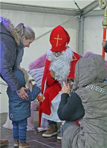 Der Nikolaus hatte für jeden der kleinen Besucher ein kleines Geschenk.