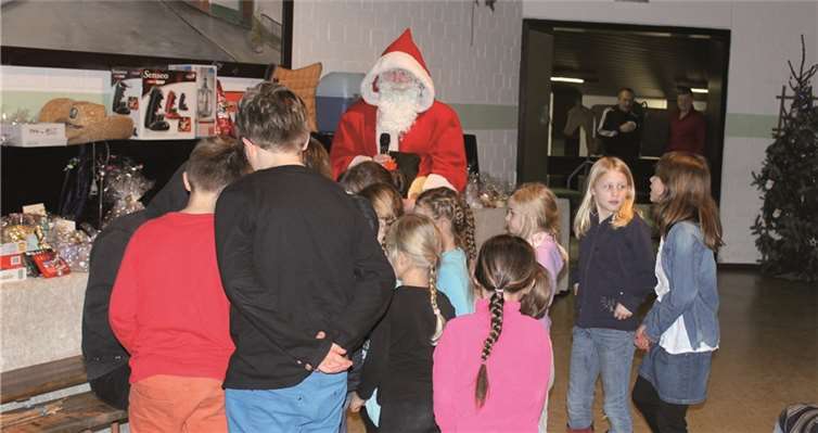 Der Nikolaus hatte für jedes Kind ein Geschenk dabei. privat