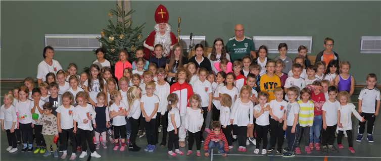 Der Nikolaus hatte für jedes Kind ein Geschenk im Gepäck. Foto: privat