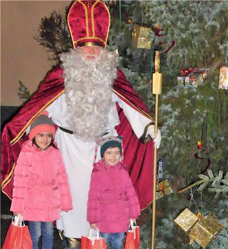 Der Nikolaus hatte liebliche Gaben für die braven Kinder dabei. Mein Dorf Moschheim 2030
