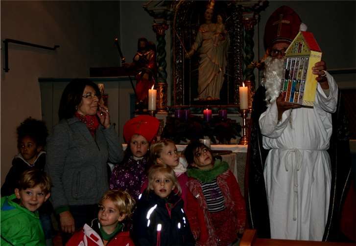 Der Nikolaus hörte den Gesang der Kinder und trat in seinem Gewand als Bischof mit langem Bart und Stab am Altar hervor und überreichte den Erzieherinnen einen von den Kindern gestalteten Adventskalender.privat