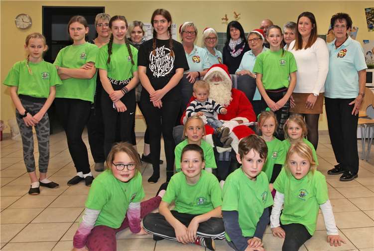 Der Nikolaus im Kreise der Bassemer Tanzmäusenebst Trainerin, Betreuerinnen und dem Möhnenvorstand der „Scheene Kenne“.Foto: privat