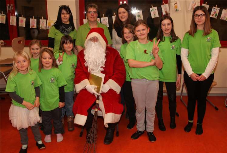 Der Nikolaus in Mitten der Bassemer Tanzmäuse nebst Trainerin und Betreuerinnen. privat