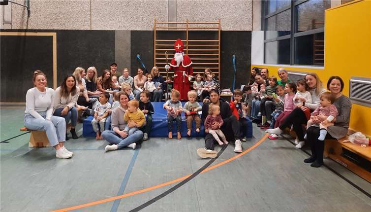 Der Nikolaus inmitten der Eltern-Kind-Gruppe.  Foto: privat
