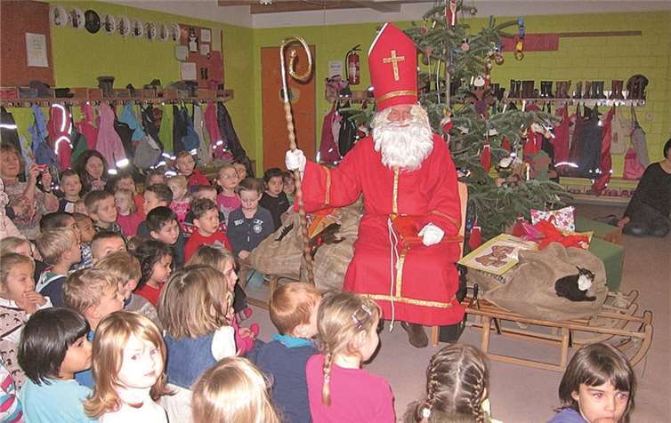 Der Nikolaus inmitten der Kita-Kinder in der „Pusteblume“. Stadt Meckenheim