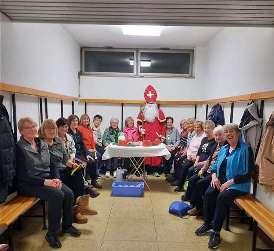 Der Nikolaus inmitten der Turngruppe der Frauen. Foto: privat