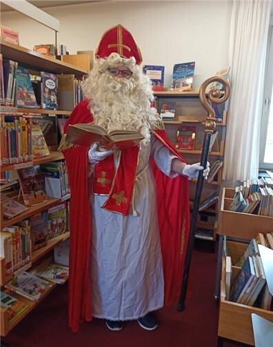 Der Nikolaus ist am 8. Dezember in der Stadtbibliothek zu Gast. Foto: Selina Ansorg