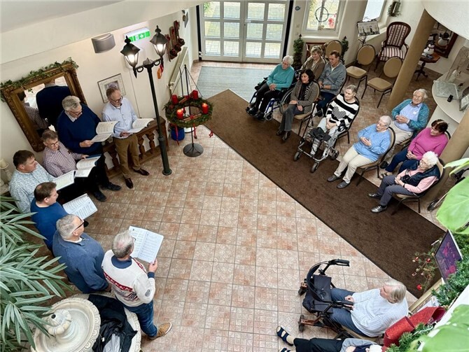 Der Nikolaus kam gemeinsam mit seinem Chor aus Brenk zu Besuch.  Foto:privat