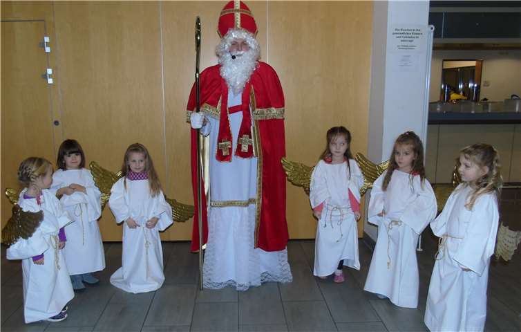 Der Nikolaus kam in Begleitung kleiner Engel zu Besuch. Privat
