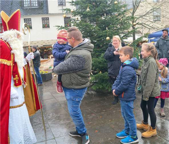 Der Nikolaus kam sonntags sogar zwei Mal auf die Linde,um die kleinen Besucher zu beschenken. Fotos: -TT-