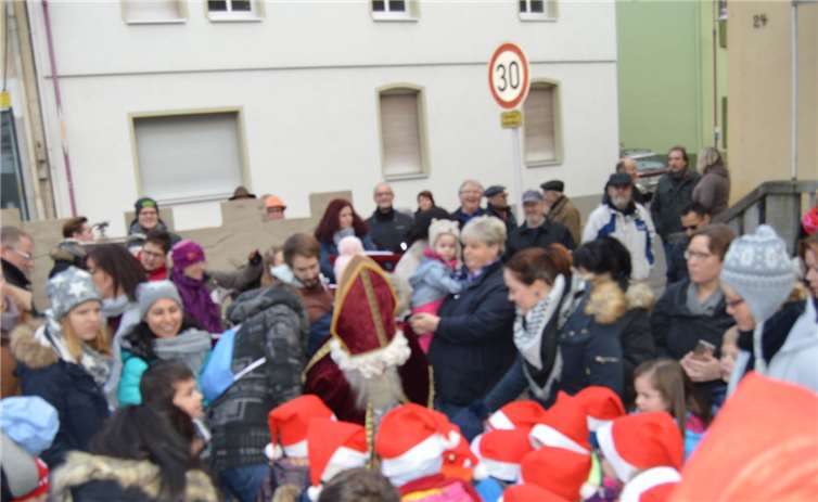 Der Nikolaus kam und bescherte die Kinder.