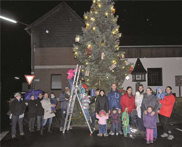Der Nikolaus kann kommen: Die Päckchenaufhänger-Truppe Bandorf hat ganze Arbeit geleistet. R. Spohner