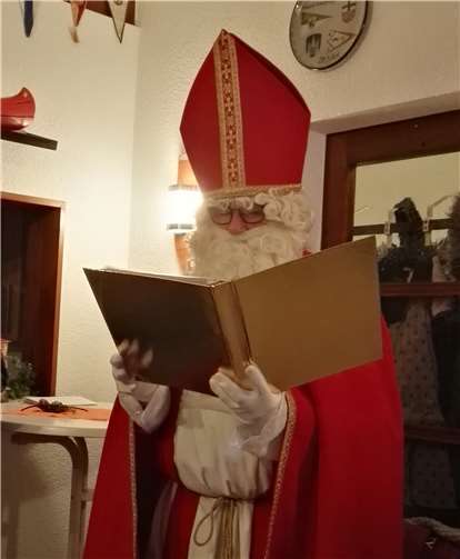 Der Nikolaus las aus seinem Goldenen Buch etwas über die verschiedenen Taten der Kinder vor.