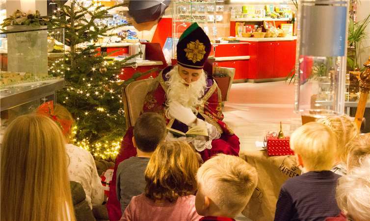 Der Nikolaus las seine Geschichten vor und hatte auch für jedes Kind etwas mitgebracht. Geysir.info gGmbH