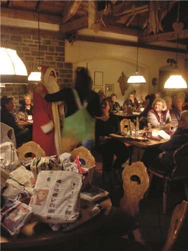 Der Nikolaus (li.) musste seine TÜV-Prüfung für den Schlitten durchführen lassen. privat