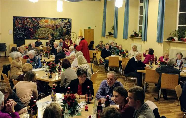 Der Nikolaus ließ es sich nicht nehmen, jedem Gast persönlich die Hand zu reichen. Foto: privat