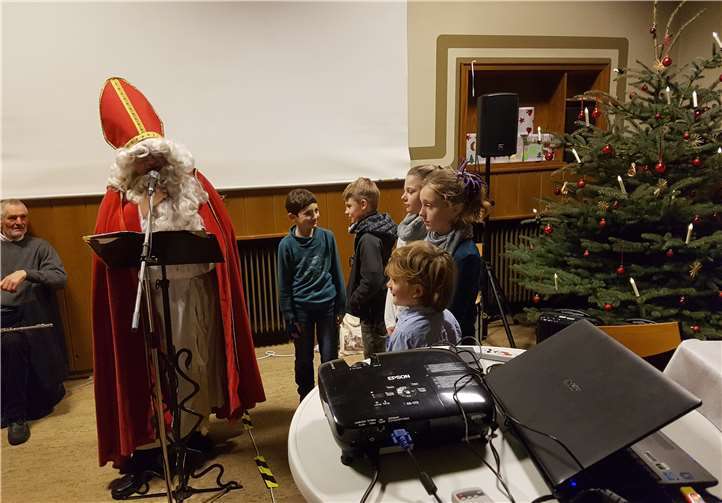 Der Nikolaus lobte in seiner Ansprache viele fleißige Helfer des Vereins.privat