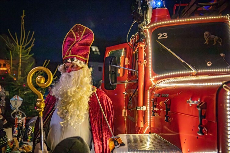 Der Nikolaus macht mit einem Feuerwehr-Oldtimer auch Halt beim Weihnachtsmarkt in Nentershausen am 13. Dezember. Fotos:Andreas Egenolf