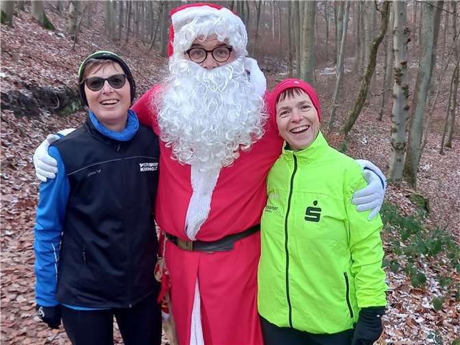 Der Nikolaus mit den Aktiven Elisabeth Waldorf (li) und Jutta Handwerker. Quelle: LG Laacher See