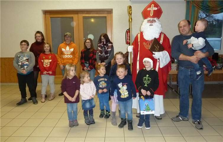 Der Nikolaus mit den beschenkten Kindern.Fotos: privat