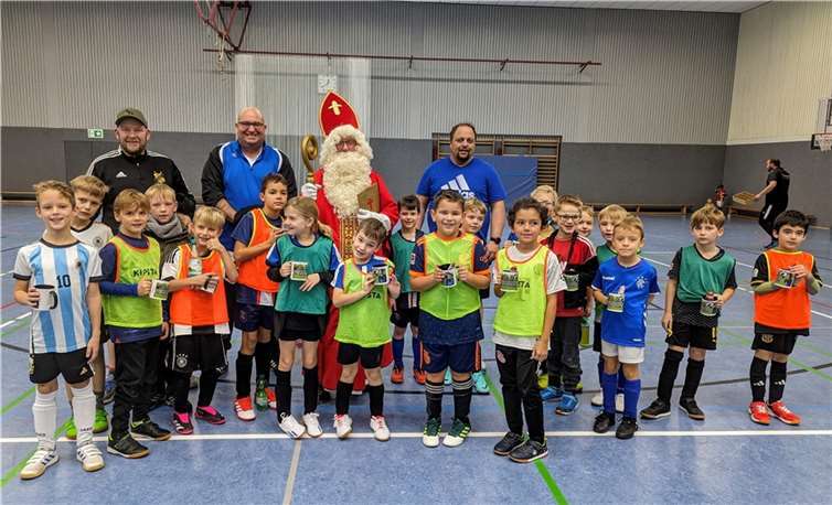 Der Nikolaus mit der F-Jugend.  Fotos: privat