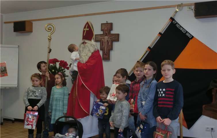 Der Nikolaus mit der Kinderschar vereint. privat