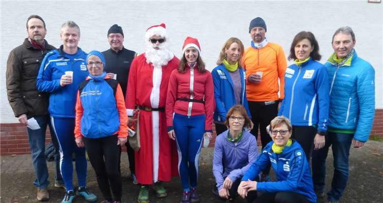 Der Nikolaus mit einigen Aktiven bei der Teepause.privat
